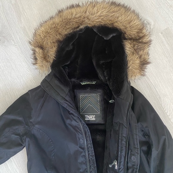 ARITZIA TNA VAIL PARKA BLACK FAUX FUR HOOD AND LINING - Picture 2 of 4